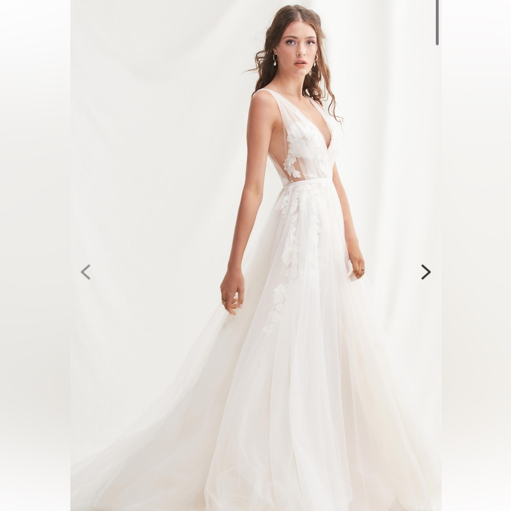 BRAND NEW - WHIMSICAL , GORGEOUS DESIGNER WEDDING DRESS!